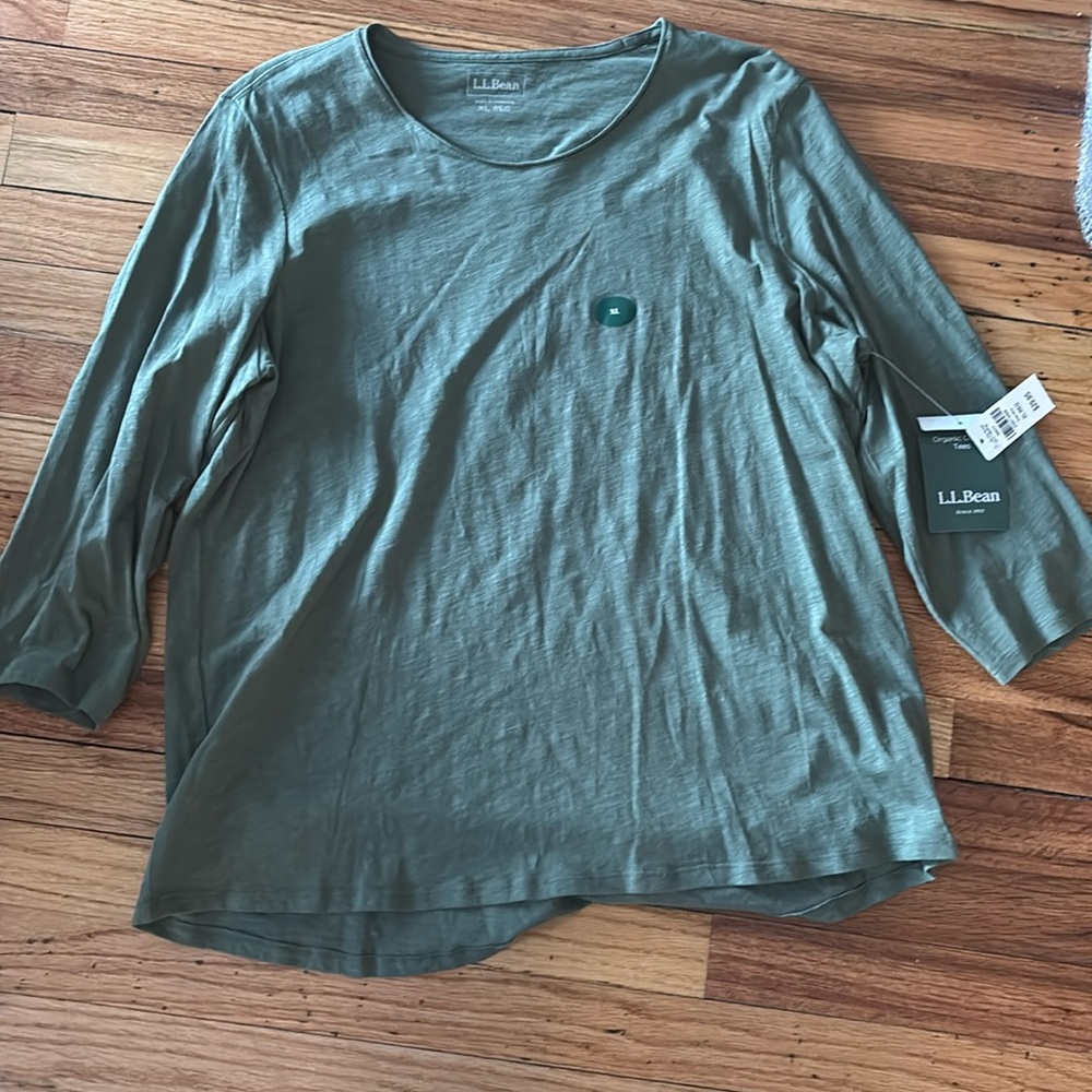 Hunter Green three quarter sleeve. Has swing bottom
